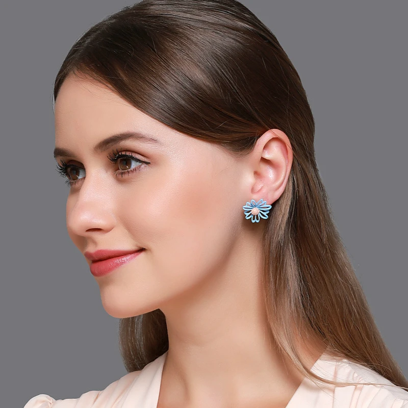 

2020 Spring Summer Fresh Flower Earrings Korean Sweet Girls Hollow Asymmetric Daisy Female Ear Stud Earrings Jewelry For Womens