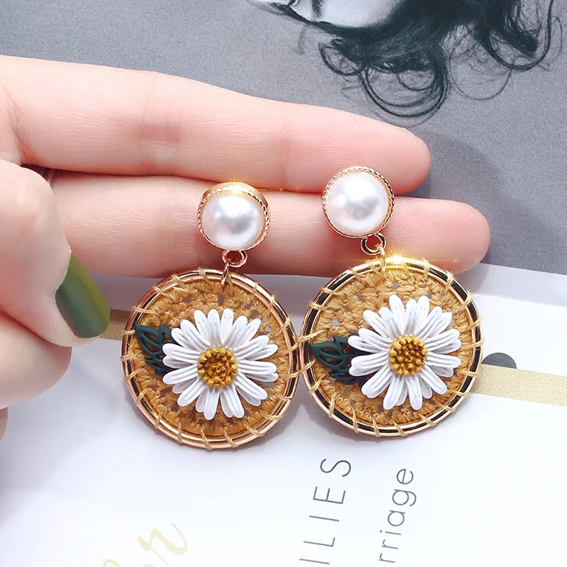 

South Korea Trendy High Sense Little Fresh Girl Sweet Winding Geometric Circular Woven Flower Earrings Female
