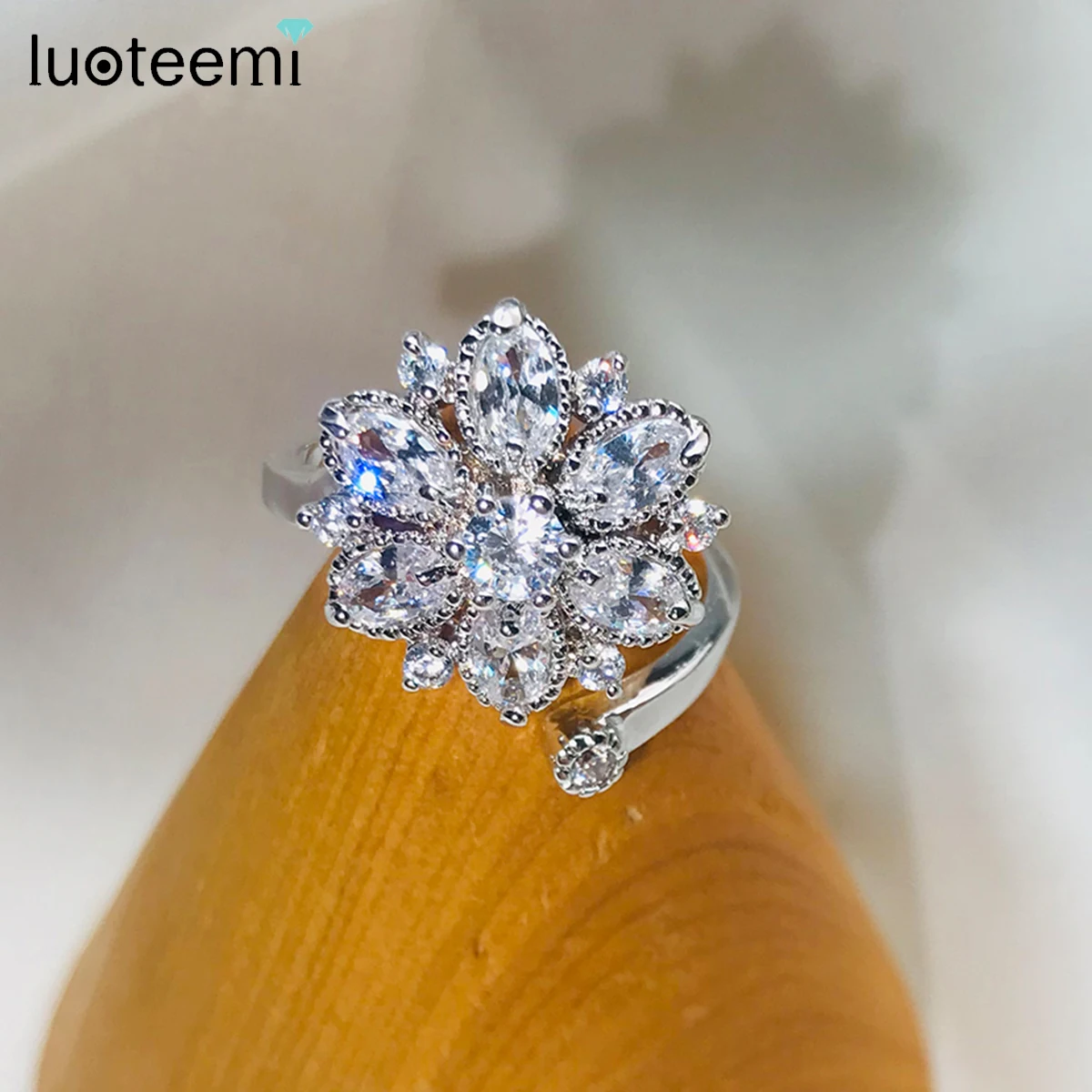

LUOTEEMI Size Adjustable Curve Band Design Flower Clear Cubic Zirconia Flower Rings for Women Tops Fashion White Gold-Color