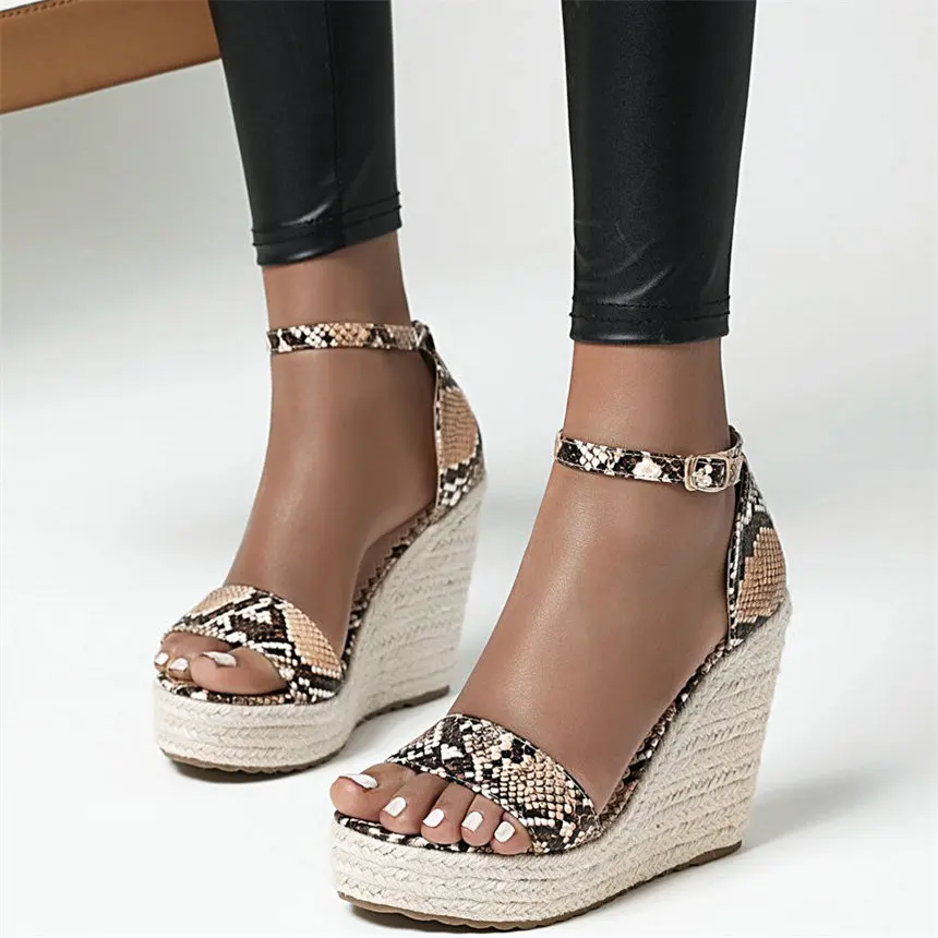 

Сандалии-гладиаторы женские, на платформе, со змеиным узором