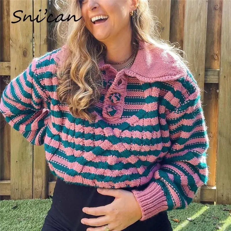 

Женский трикотажный свитер с отложным воротником, в полоску