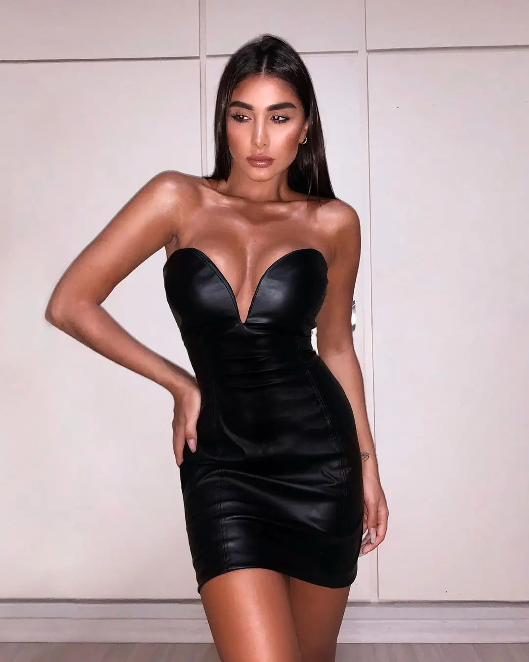 Женское элегантное черное облегающее платье без бретелек вечернее праздничное