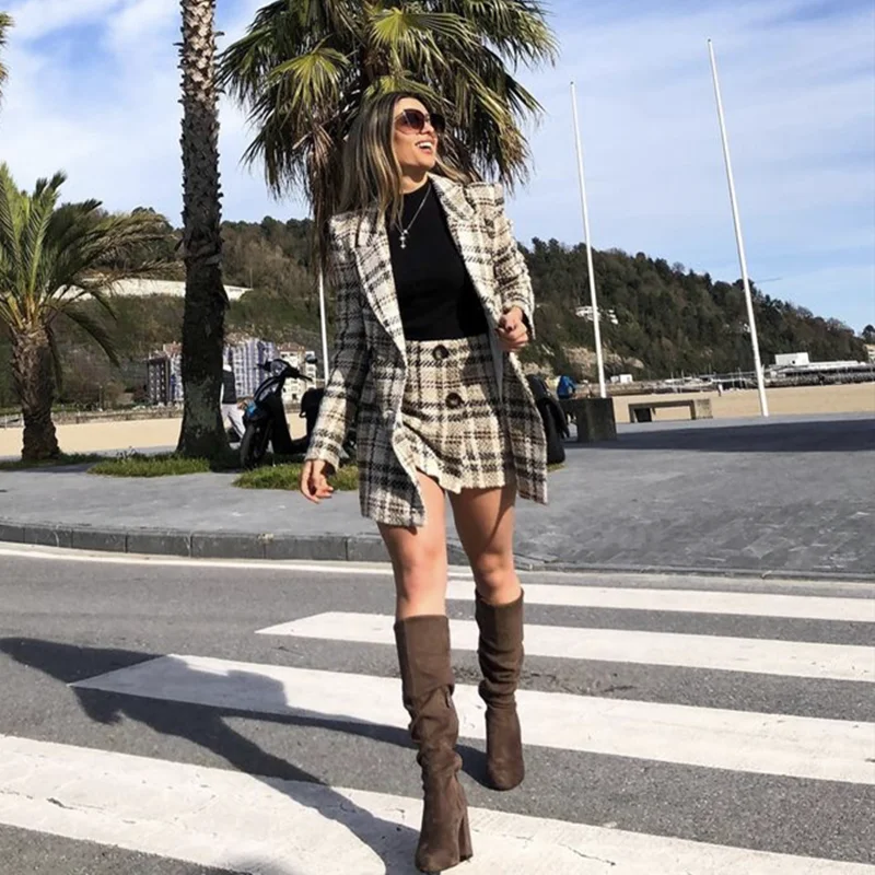 Женский текстурированный костюм бежевый с блейзером твидовый короткой юбкой