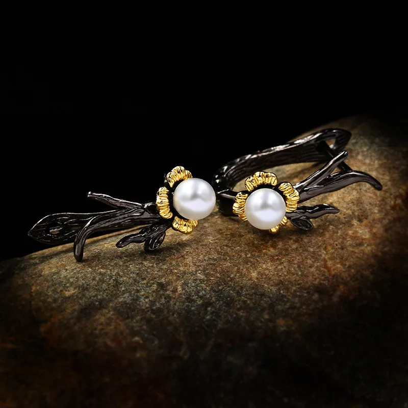 

Charm Female Small White Pearl Earrings Vintage 14KT Black Gold Wedding Earrings For Women Dainty Bridal Flower Stud Earrings