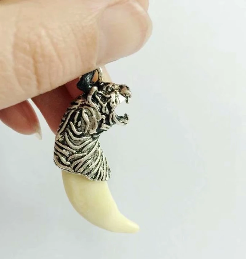 

16 pcs Fashion Pendant Wolf Tooth Men's Personality Tiger Totem Clavicle Casual Vintage Punk