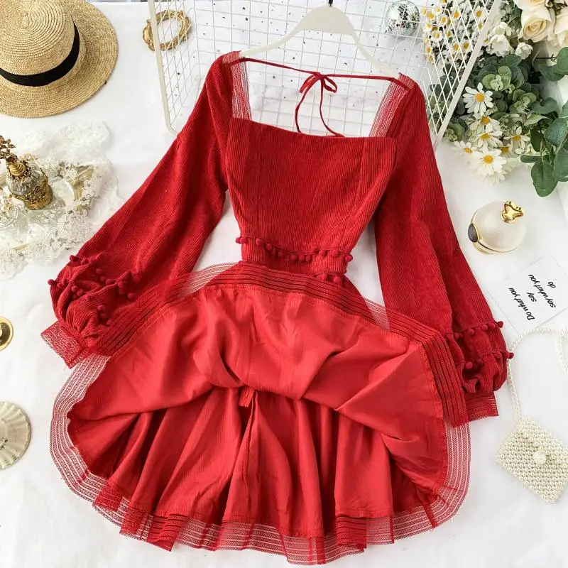 Женское платье с квадратным вырезом красное рукавами фонариками в французском