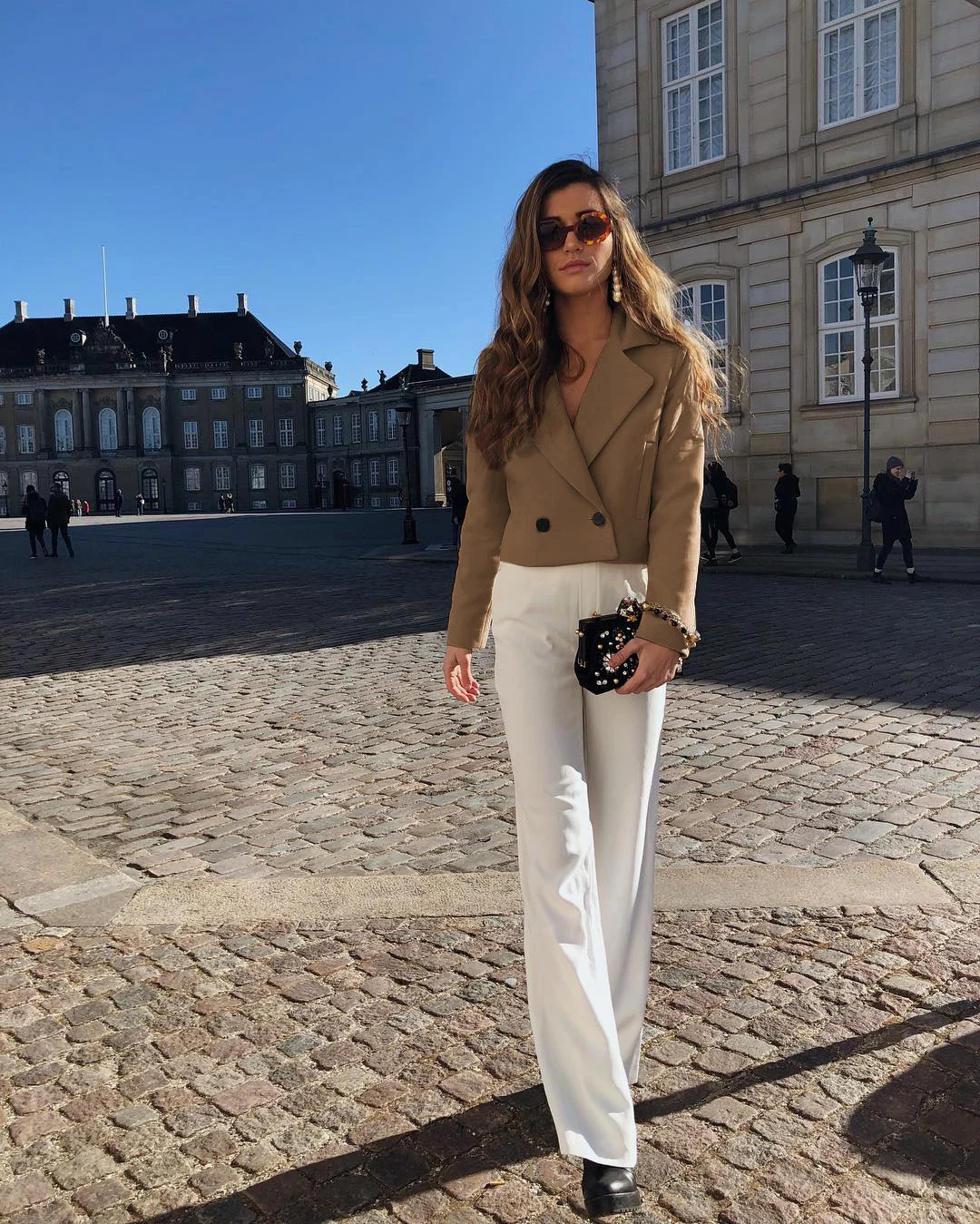 Женское Короткое шерстяное пальто приталенное двубортное с отложным воротником