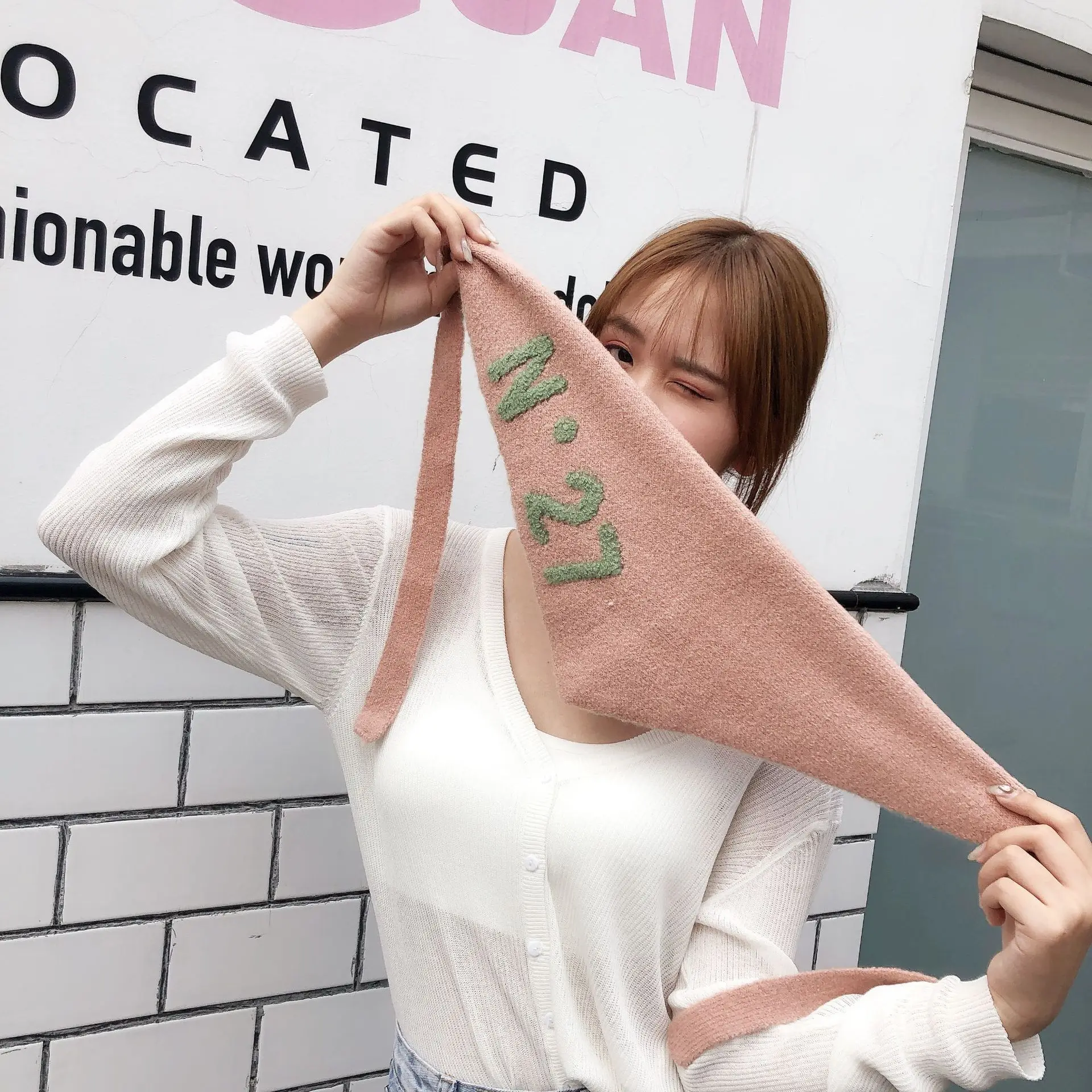 Вязаный шарф для шейного отдела позвоночника в кондиционирующей комнате с