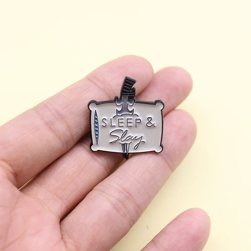 Жуткая эмалированная брошь с кинжалом &quotSLEEP &amp slay&quot через кровать