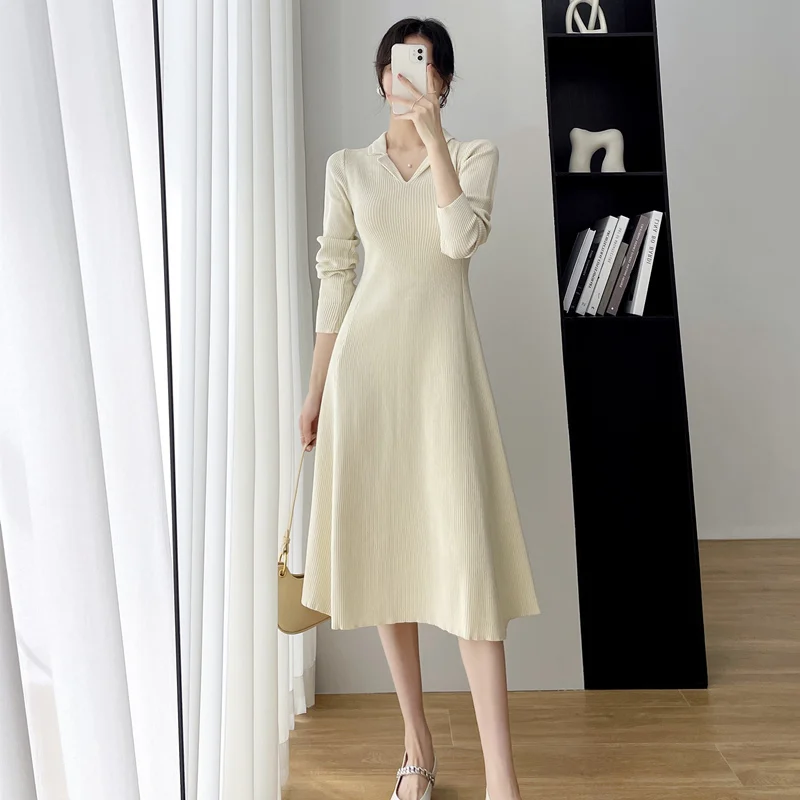 

Женское трикотажное платье-трапеция с длинным рукавом и поясом