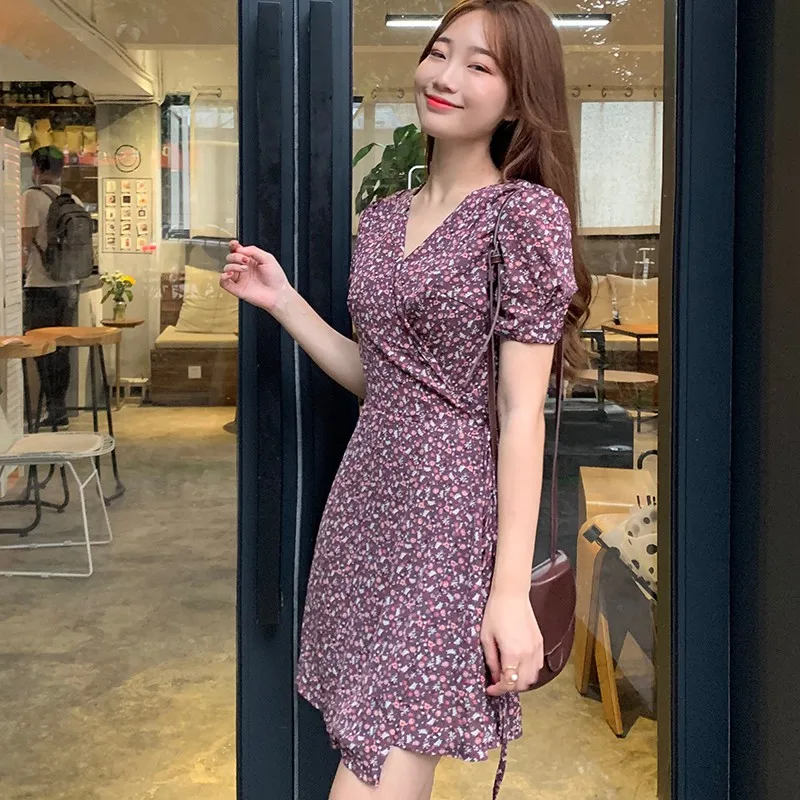 Летнее женское платье с цветочным принтом и v-образным вырезом богемное на