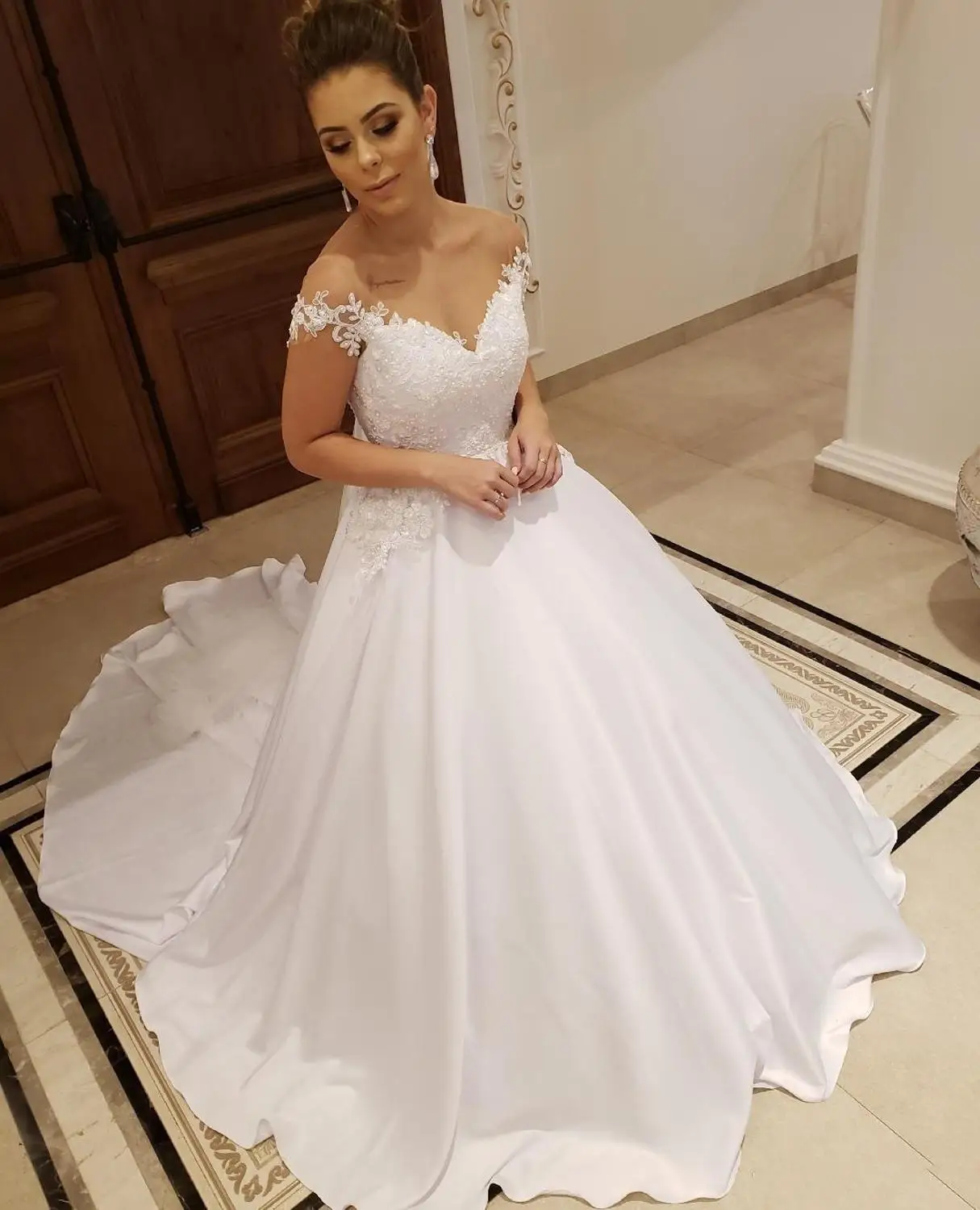 

Luxury Off Shoulder Wedding Dresses Beads Crystals Appliques Bridal Gowns Sweep Train Satin A Line Customize Wedding Dress
