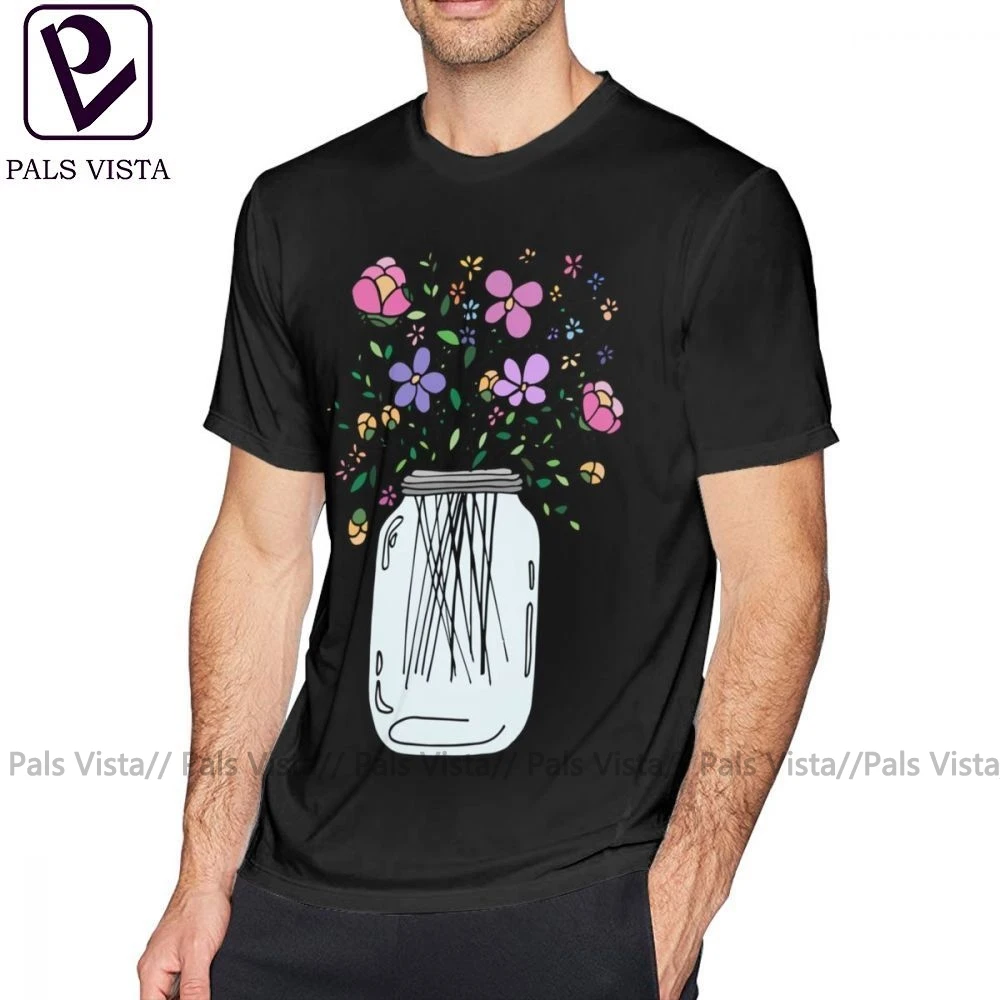 Футболка с цветочным принтом и стеклянная банка завинчивающейся крышкой цветами