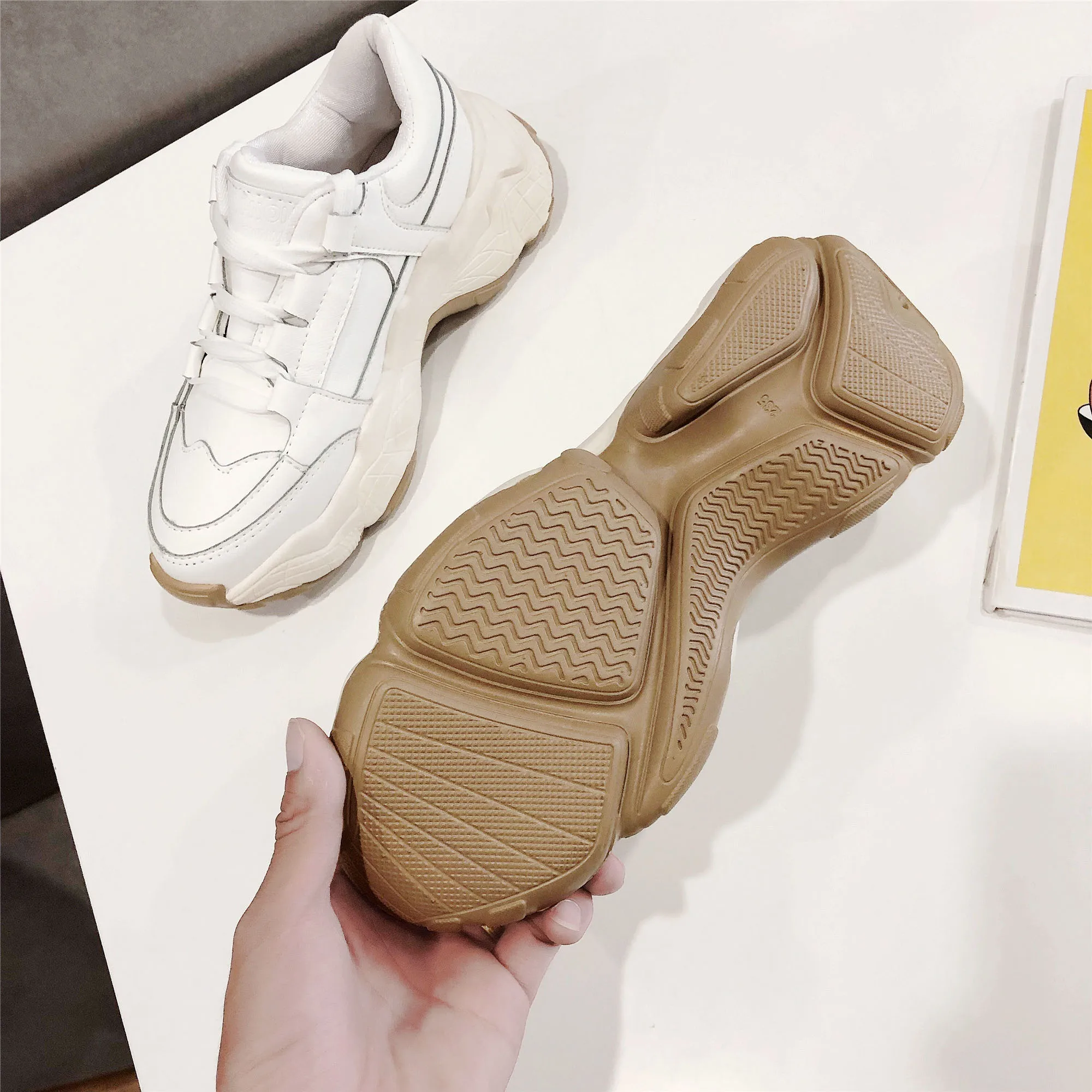 Женские кожаные кроссовки на платформе белые для тренировок повседневная обувь