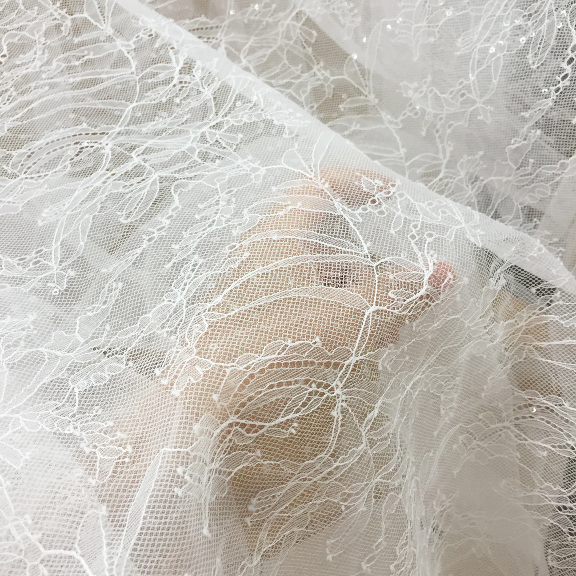 

Середина-жесткое кружево с маленькими блестящими блестками, аксессуары для платья, кружевной материал, белый цвет 1 метр