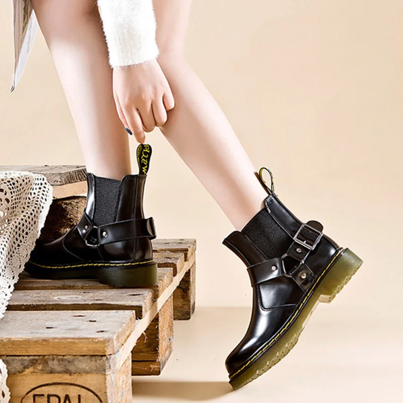 Женские короткие ботинки из натуральной кожи Челси с серебряным ремешком и