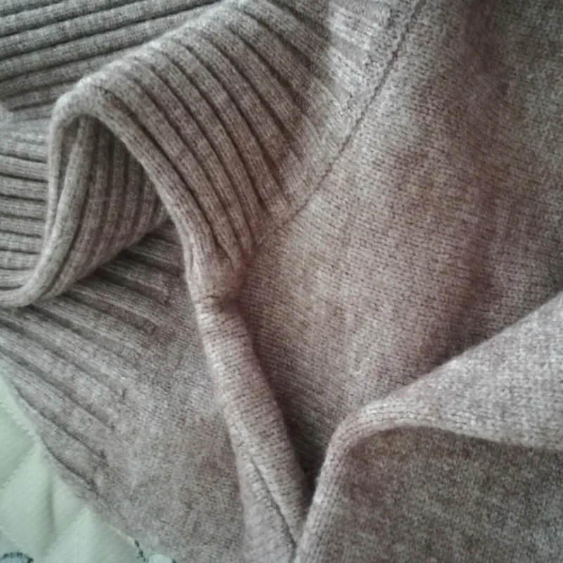 Женское трикотажное платье свитер с высоким воротником однотонное на осень и