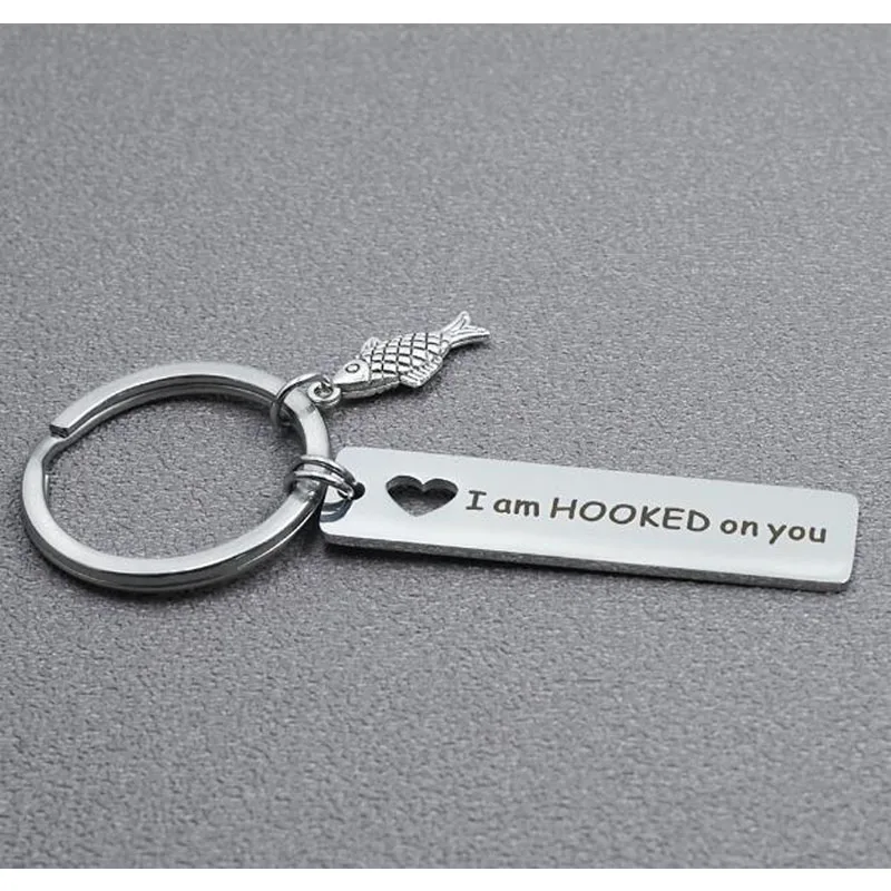 Нержавеющая сталь брелок 每当变幻时 выгравированы очарование рыбы в форме сердца