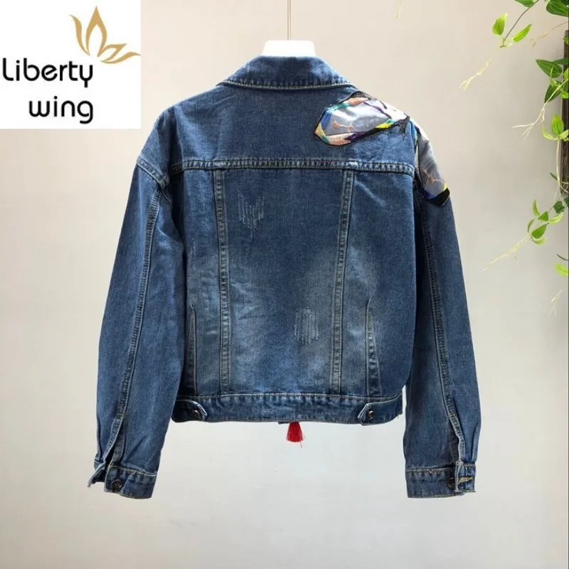Женская джинсовая куртка с вышивкой в стиле пэчворк и бабочками приталенная