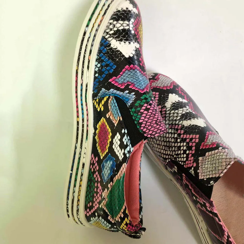 Женская обувь на плоской подошве Модные разноцветные кроссовки из змеиной кожи с