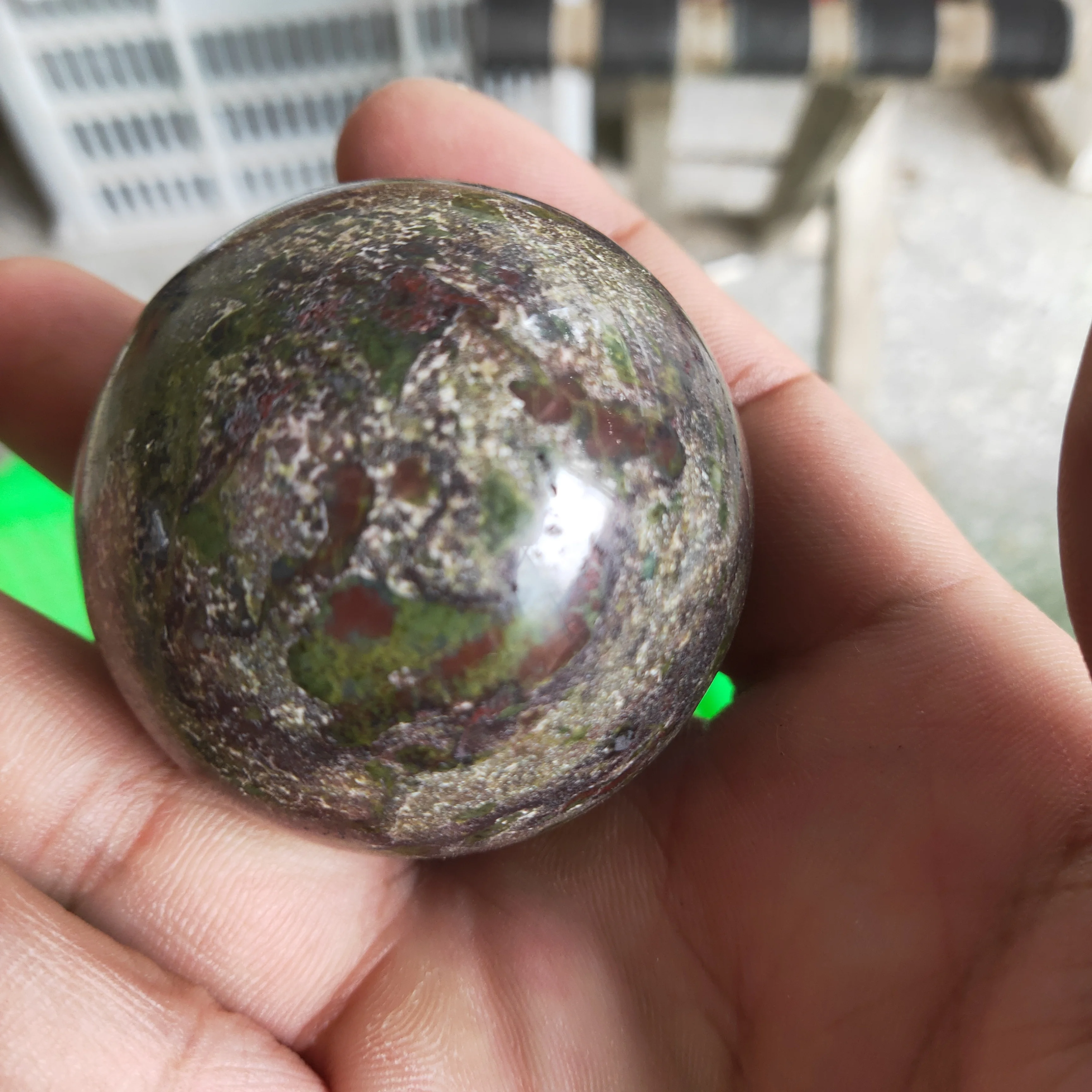 

Драконий шар с камнем в крови играет с мячом и поворачивает водный шарик ветра