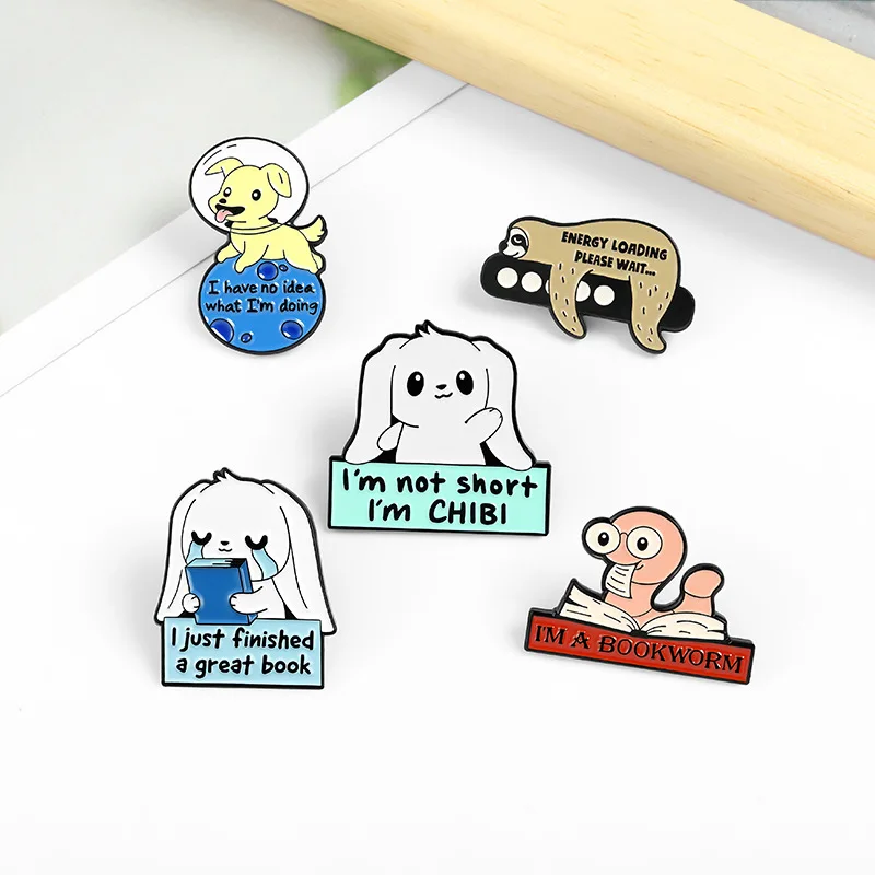 Женская эмалированная брошь в виде собаки |