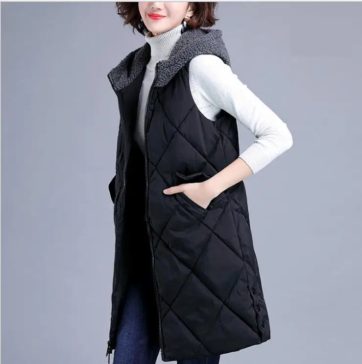 Женский зимний жилет с капюшоном черная однотонная безрукавка средней длины