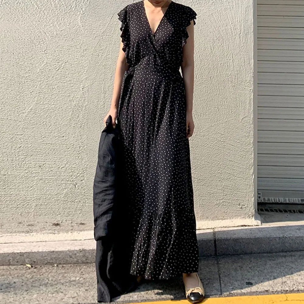 Женское платье с узором в горошек рукавами-крылышками и глубоким v-образным