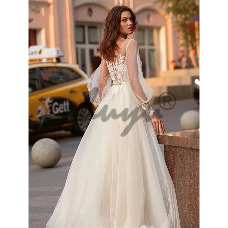 Свадебное платье с глубоким круглым вырезом пышными рукавами трапециевидной