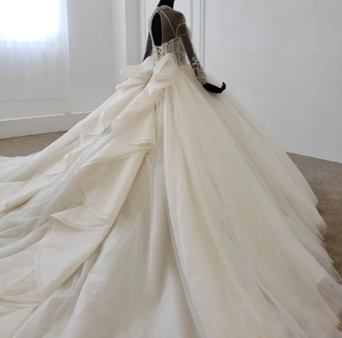 Роскошное Свадебное платье из Дубаи украшенное бусинами с длинными рукавами