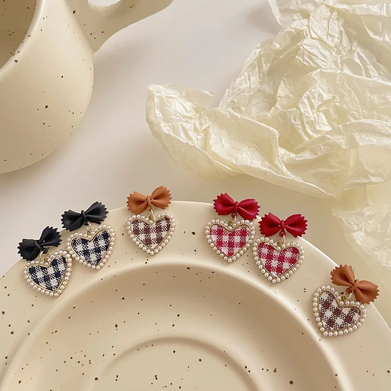 

Креативные серьги в стиле корейской девушки в стиле ретро с жемчугом в клетку с любовным бантом нишевое чувство персикового сердца темпера...