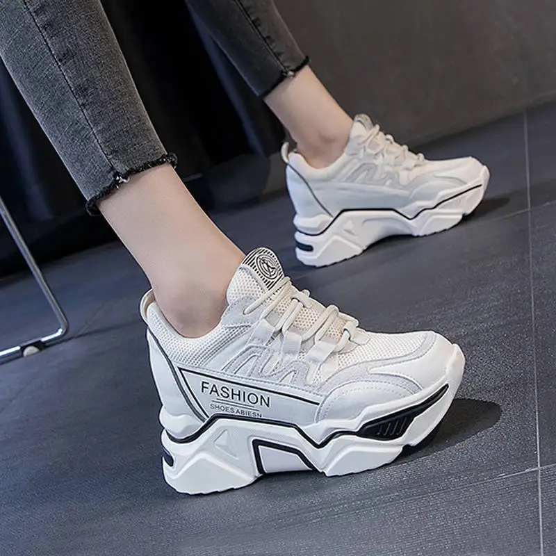 Массивные кроссовки Женская обувь на платформе Кроссовки танкетке Белая