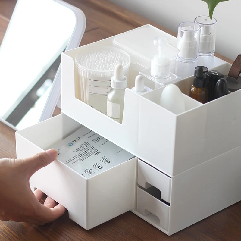 Полки для макияжа и витрины туалетных столиков ванной комнаты блеска губ палитры