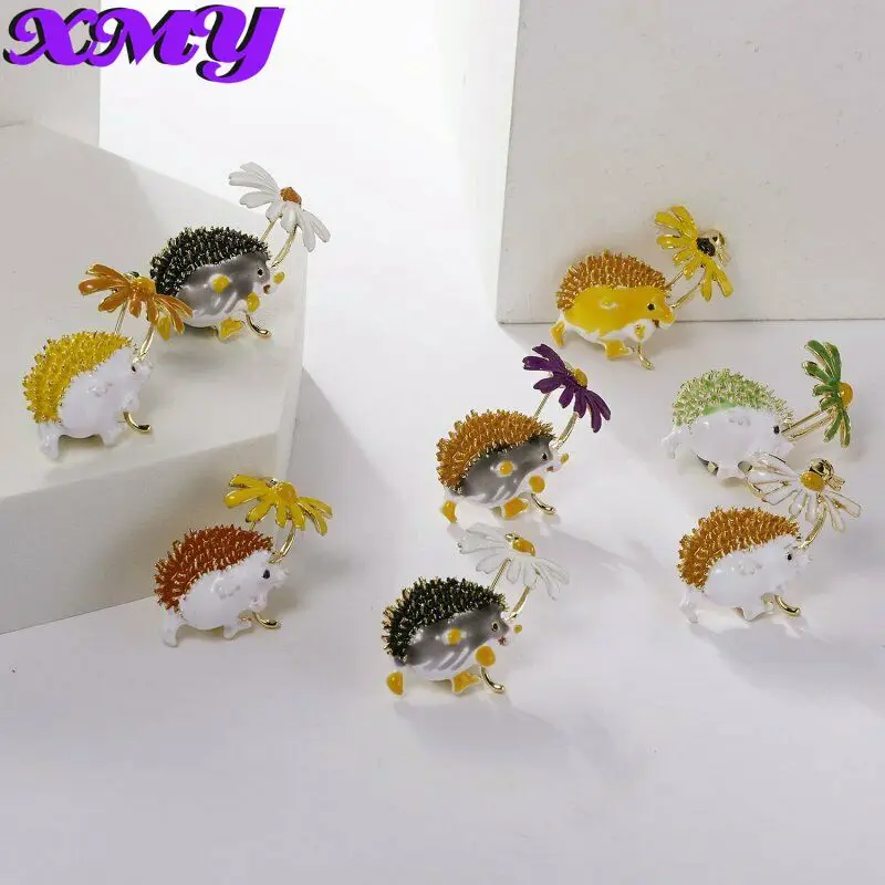 

2021 new European and American painting oil badge small hedgehog daisy brooch cartoon animal corsage coat suit pin
