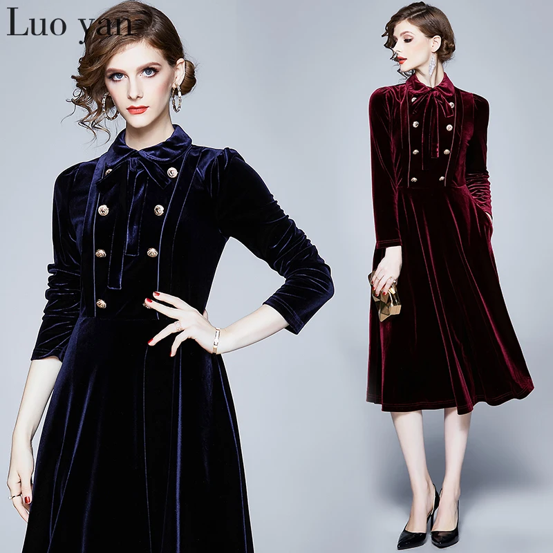 Бордовое милитари двубортное бархатное платье с поясом модные облегающие платья