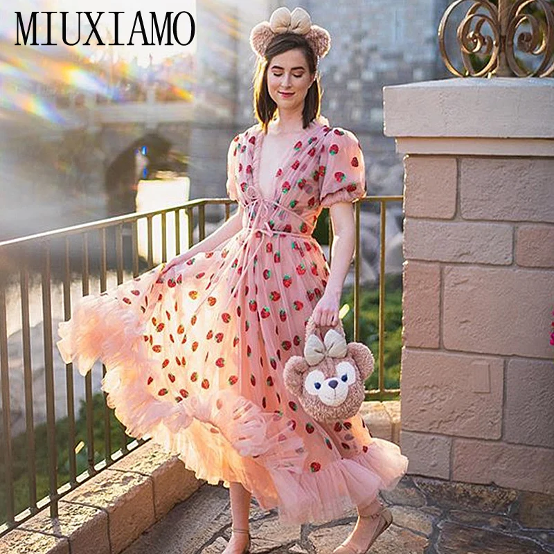 

Женское винтажное платье с V-образным вырезом, голубое платье средней длины из сетчатой ткани, с вышивкой в виде клубники, с V-образным вырезо...