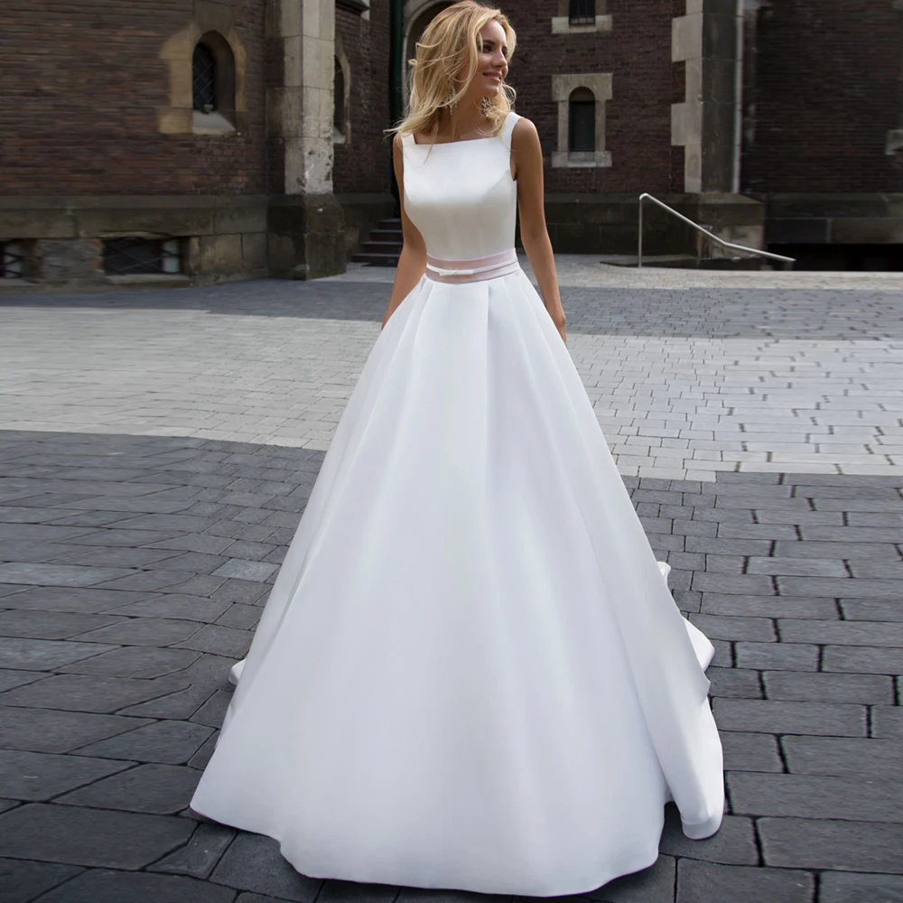 Простое атласное свадебное платье трапециевидной формы с квадратным вырезом