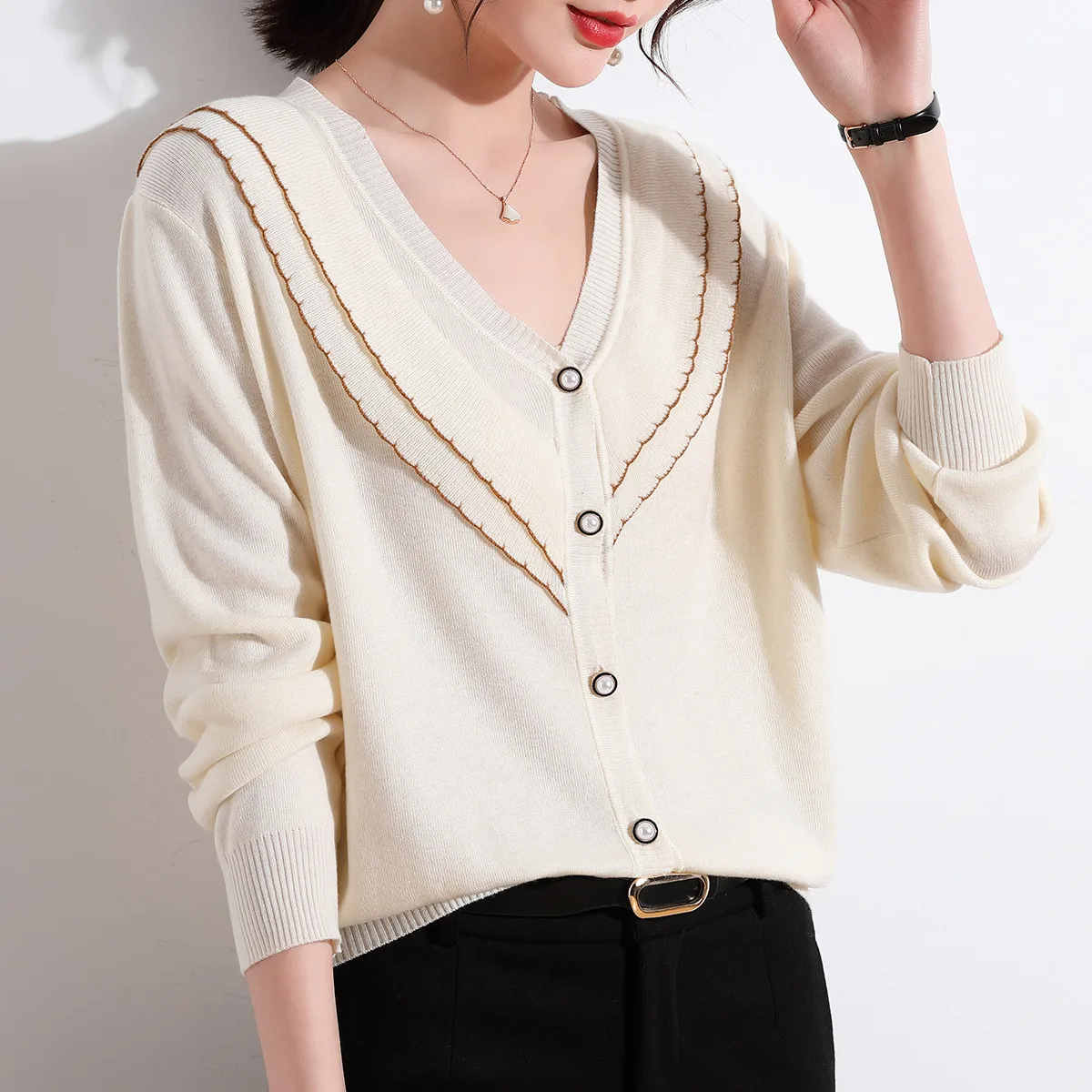

Женский однотонный кардиган с V-образным вырезом