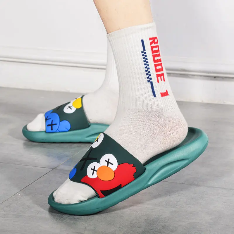 

Модные Зеленые мужские брендовые шлепанцы, Повседневная Уличная одежда, сланцы для мужчин, мягкие пляжные шлепанцы с граффити на плоской по...