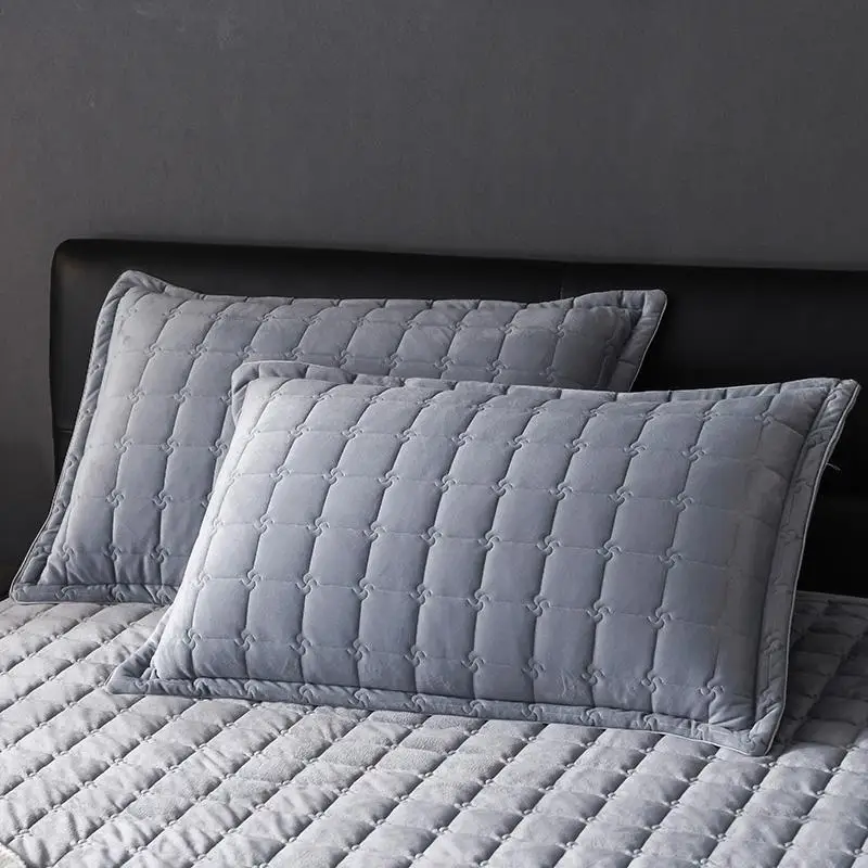 Серо-зеленый синий и красный цвета одноцветное Цвет мягкий с украшением в виде