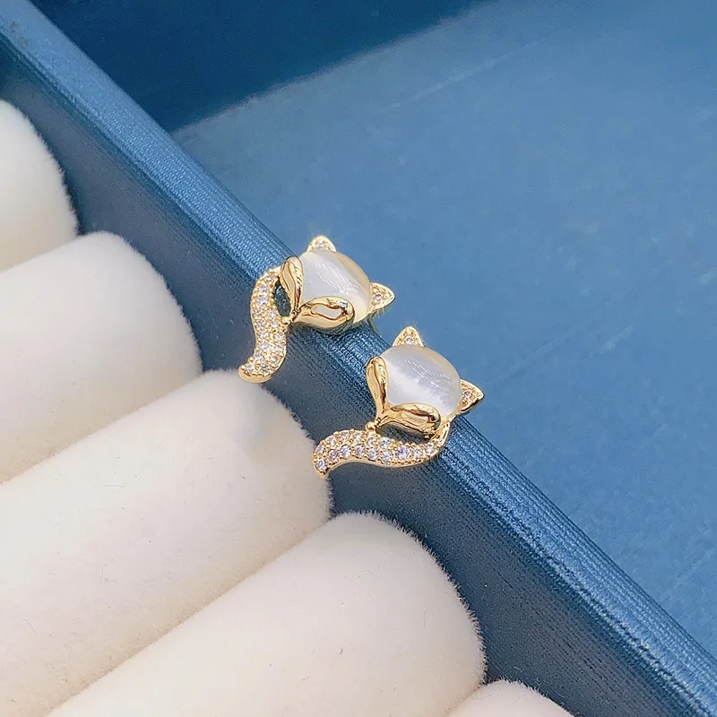 

Fashionable Cat's Eye Stone Fox Earrings S925 Pure Tremella Stud Earrings Micro Inlaid Cute, Simple, Compact and Fashionable
