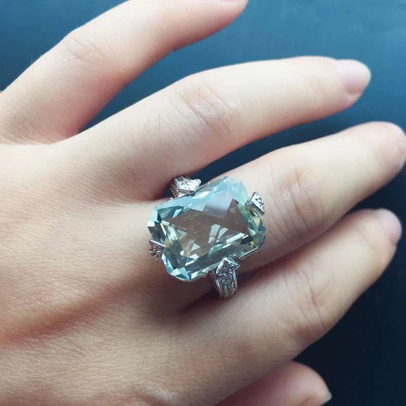 Женское кольцо из серебра 925 пробы с натуральным зелёным аметитом 10 карат |