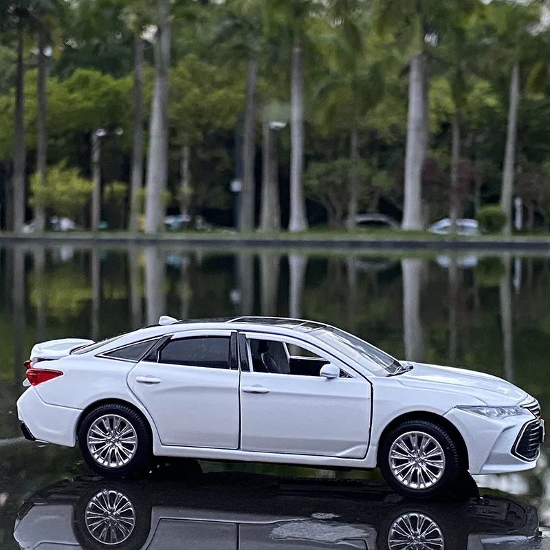 Модель автомобиля в масштабе 1:32 AVALON с имитацией симуляции, игрушка из сплава, оригинальная лицензия, коллекционный подарок, внедорожник для детей, 6 открывающихся дверей.