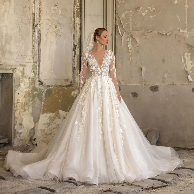 

Luxury Wedding Dresses Long Sleeve Deep V Neck 3D Three-dimensional Applique Elegant Vintage Gowns Royal Train Robe de mariée