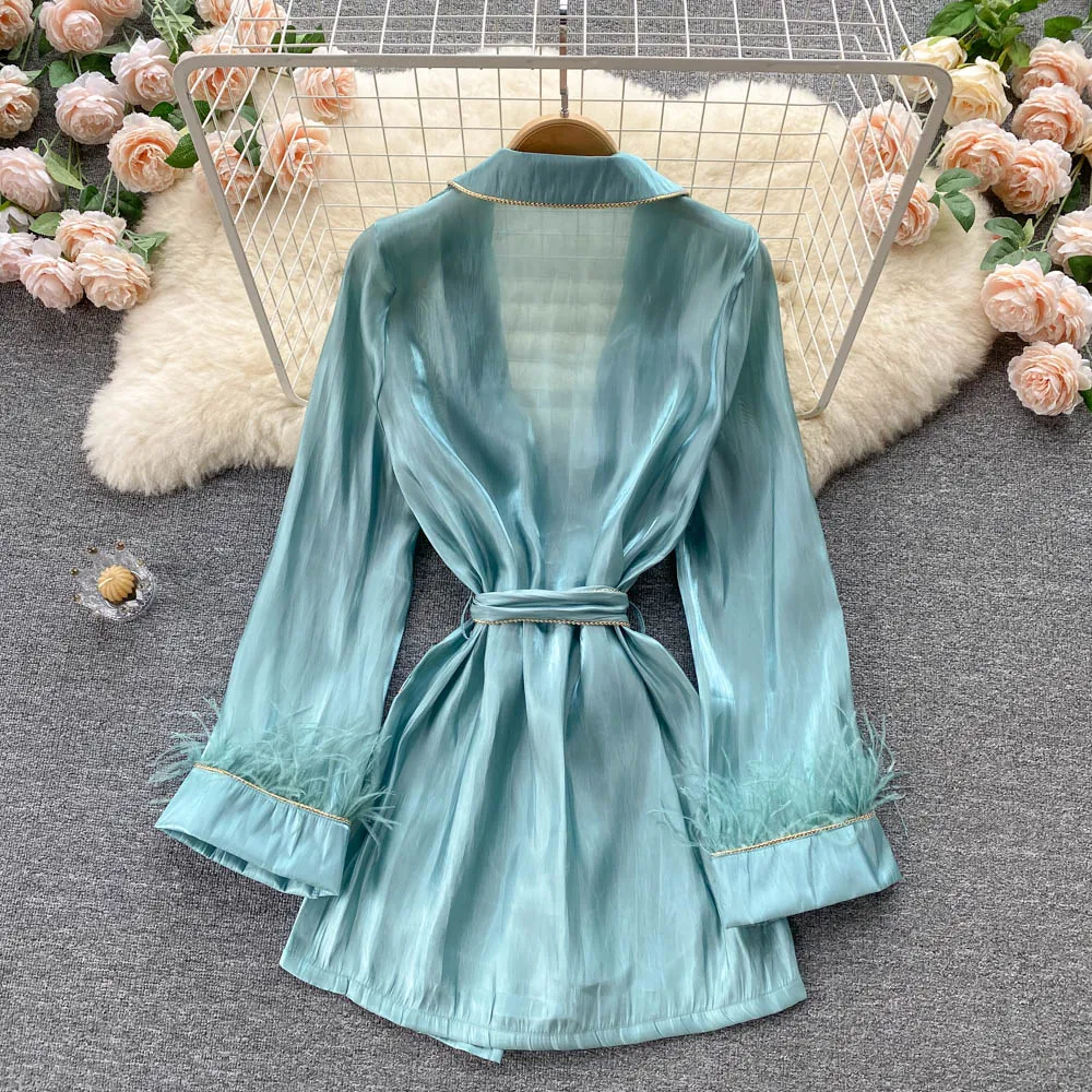 Женский плащ в стиле пэчворк с длинными рукавами и перьями