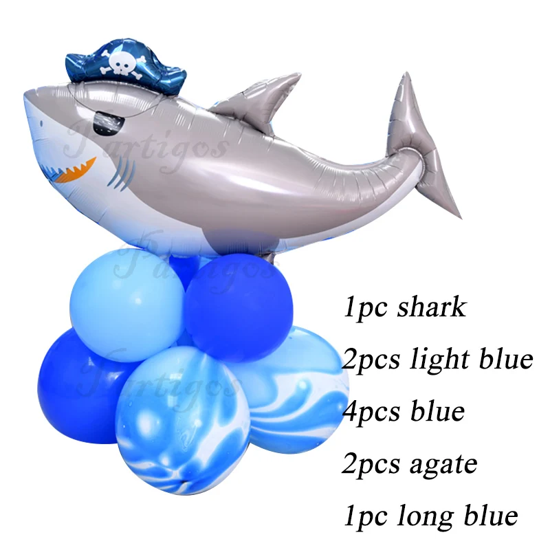 Большой серый пиратский корабль морское животное большая акула детская