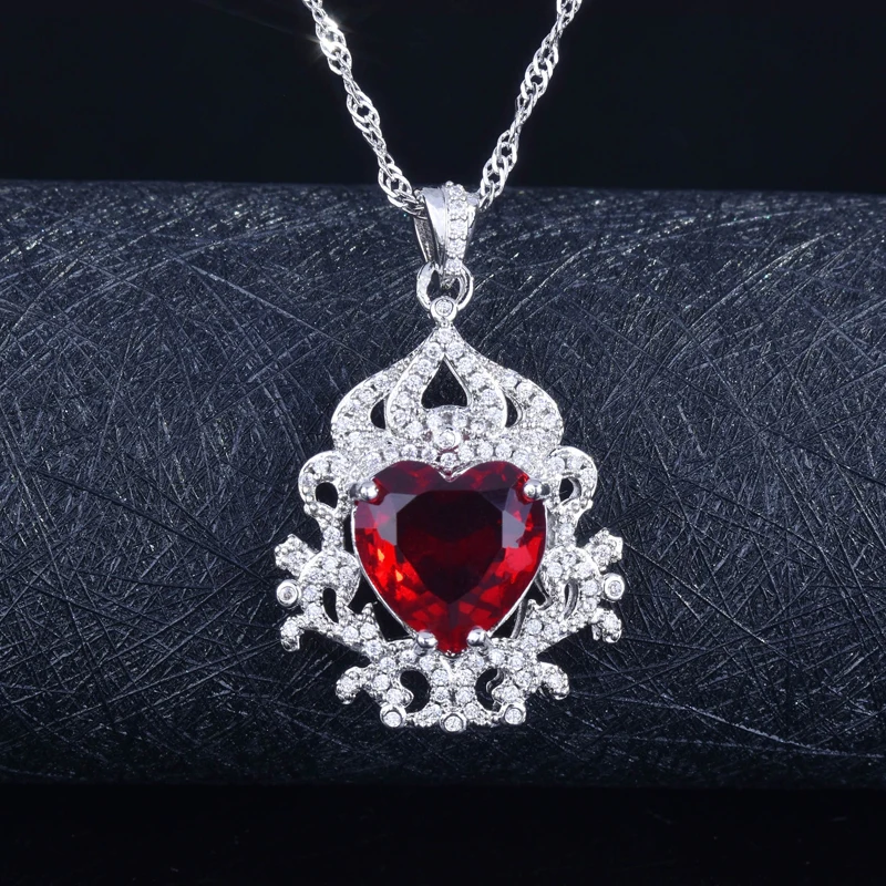 

Europe America Hollow Jewelry Inlay Shine Red Heart Cubic Zirconia Geometry Women Wedding Engagement Banquet Pendant Necklace