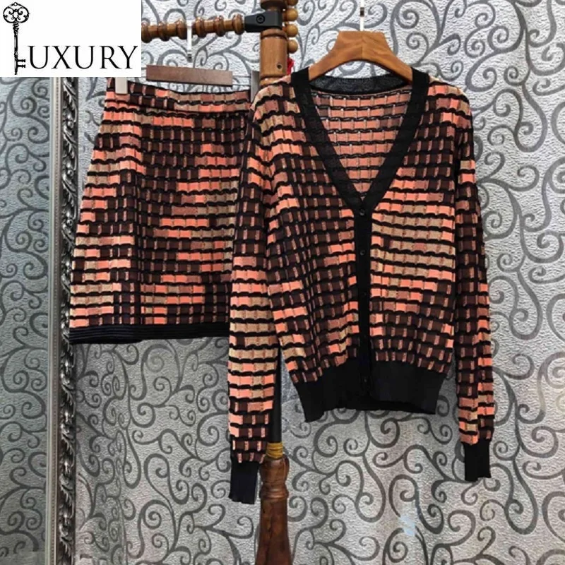 Женский трикотажный костюм кардиган с люрексом и юбка геометрическим узором