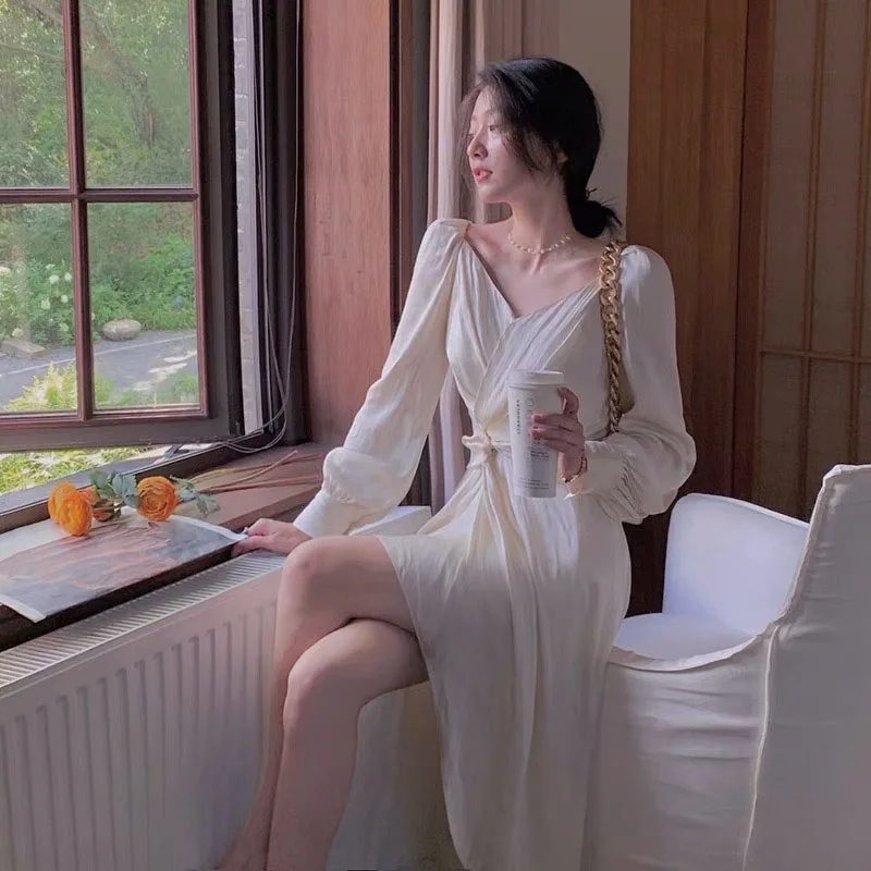 

2021 Autumn French Hepburn Wind Folds Elegant Midi Dresses Women Korea Long Sleeve V-Neck Vintage Design Pure Color Party Dress