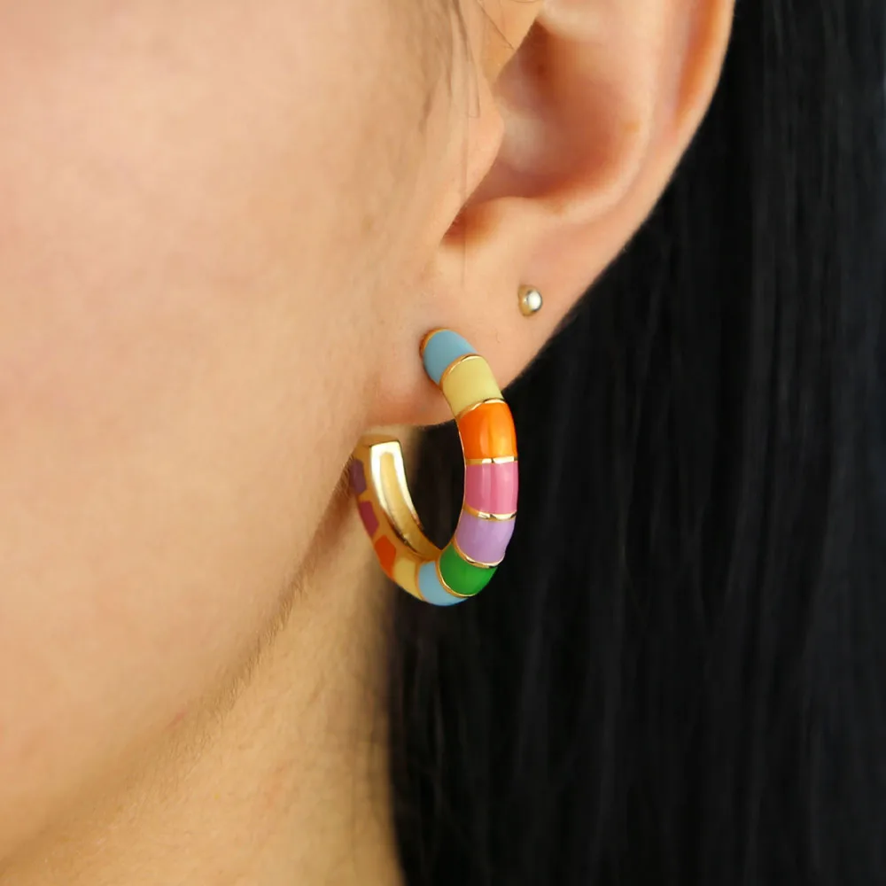 Яркие радужные эмалированные круглые серьги кольца золотого цвета модные